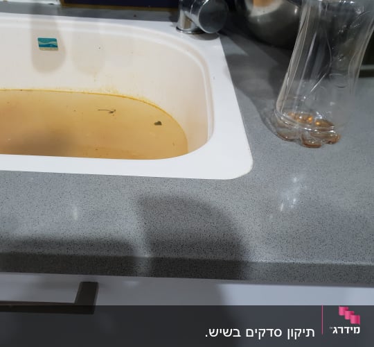 משטח שיש אפור במטבח עם כיור מותקן